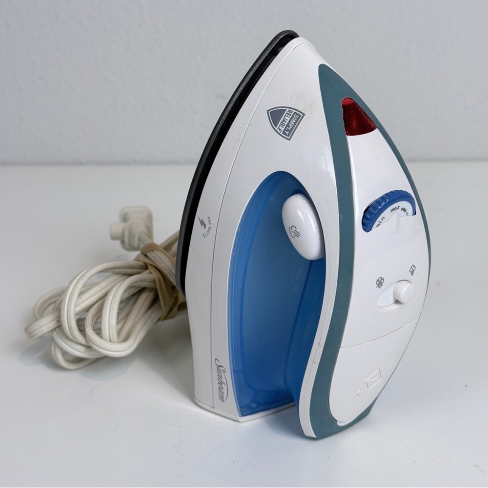 Sunbeam Hot-2-Trot Travel Steam Iron 800W Non-Stick, Dual Voltage